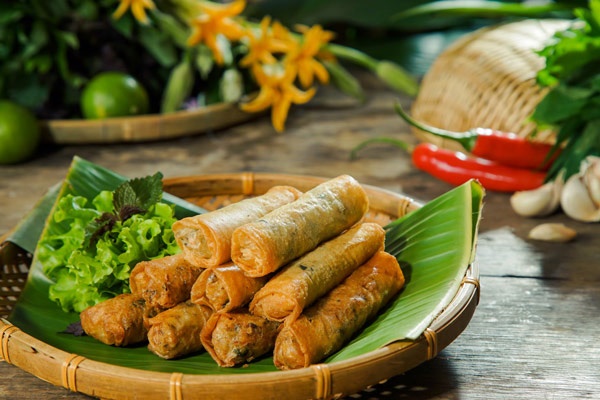 Khi gói (cuốn) nem