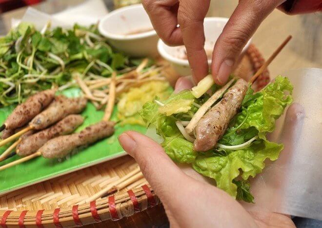 Thưởng thức nem lụi