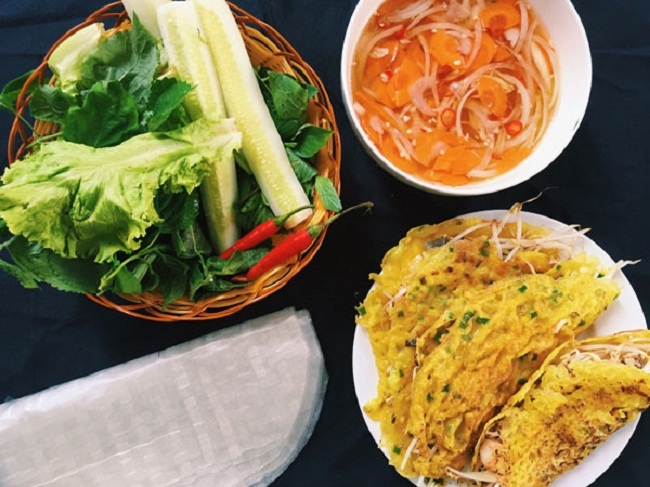 bánh xèo và nước chấm